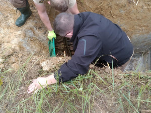 Muž si z lesa odnesl domů v přepravce skoro 400 rezavých nábojů