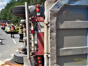 Kamion s nákladem kamení si ustlal na boku v proslulých serpentinách