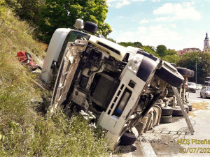 Kamion s nákladem kamení si ustlal na boku v proslulých serpentinách