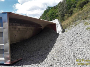 Kamion s nákladem kamení si ustlal na boku v proslulých serpentinách