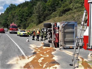 Kamion s nákladem kamení si ustlal na boku v proslulých serpentinách