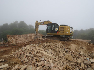 Demolice starých armádních budov na vrcholu Čerchova, foto: CHKO Český les