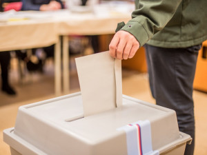 Do sněmovních voleb jde v Plzeňském kraji celkem 18 politických uskupení