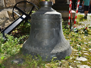 Na věži kostela františkánů opět bije zvon, vrátil se tam po téměř 80 letech