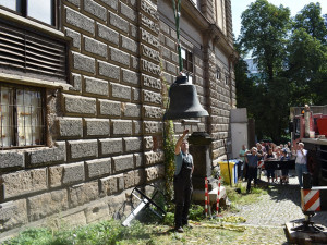 Na věži kostela františkánů opět bije zvon, vrátil se tam po téměř 80 letech