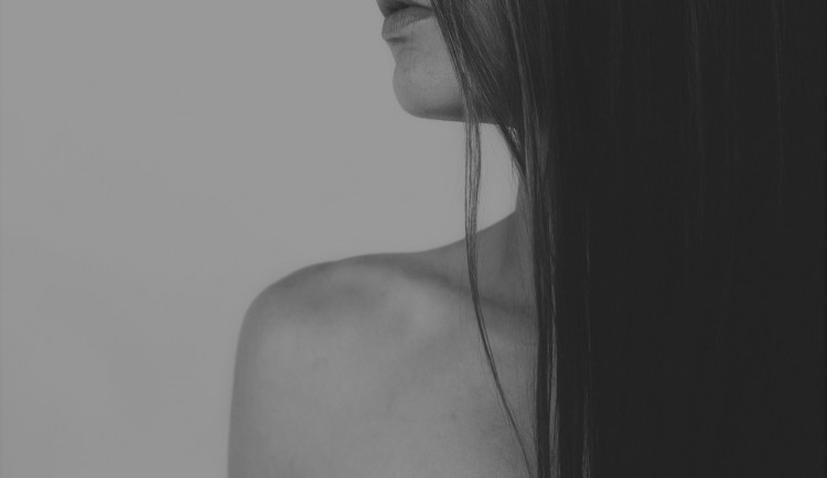 Do autobusu nastoupila nahá žena, strážníky osočila ze znásilnění