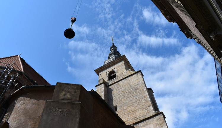Na věži kostela františkánů opět bije zvon, vrátil se po téměř 80 letech