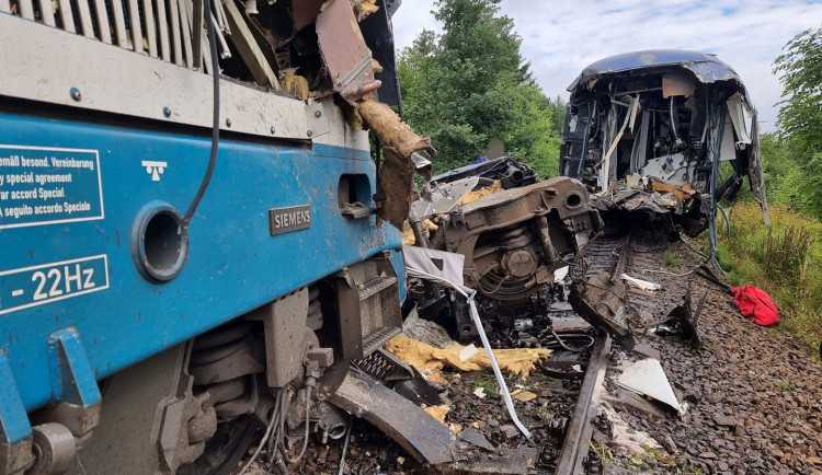 Dva osobní vlaky se srazily ráno na Domažlicku, tři lidé zemřeli, na místě byly desítky zraněných