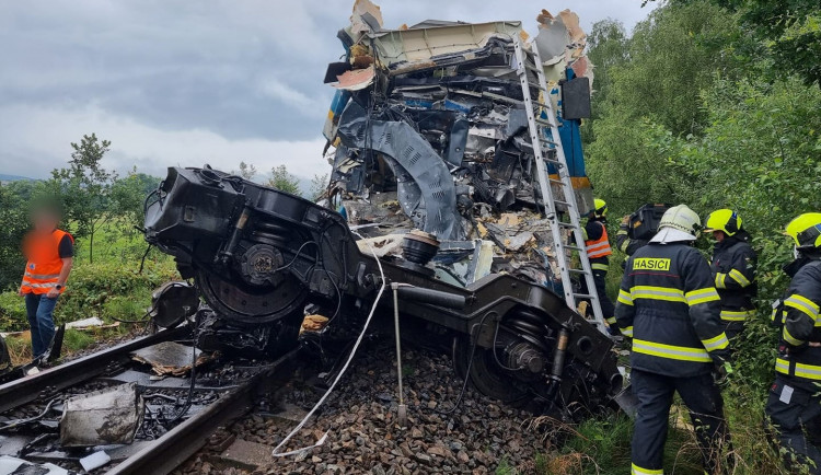 Při dnešní nehodě dva lidé zemřeli, pět je ve vážném stavu a čtyři jsou středně těžce zranění. Desítky lidí utrpěly lehčí zranění