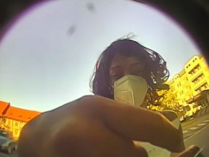 Peníze z kradených platebních karet vybírá v Česku z bankomatů zřejmě stejná dvojice pachatelů