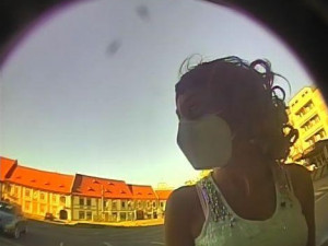 Peníze z kradených platebních karet vybírá v Česku z bankomatů zřejmě stejná dvojice pachatelů