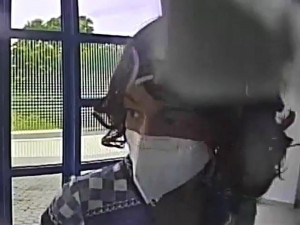 Peníze z kradených platebních karet vybírá v Česku z bankomatů zřejmě stejná dvojice pachatelů