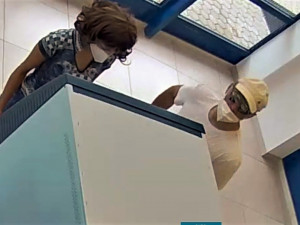 Peníze z kradených platebních karet vybírá v Česku z bankomatů zřejmě stejná dvojice pachatelů