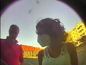 Peníze z kradených platebních karet vybírá v Česku z bankomatů zřejmě stejná dvojice pachatelů