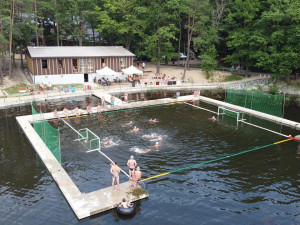 Hráči vodního póla mohou už naplno využívat unikátní venkovní hřiště