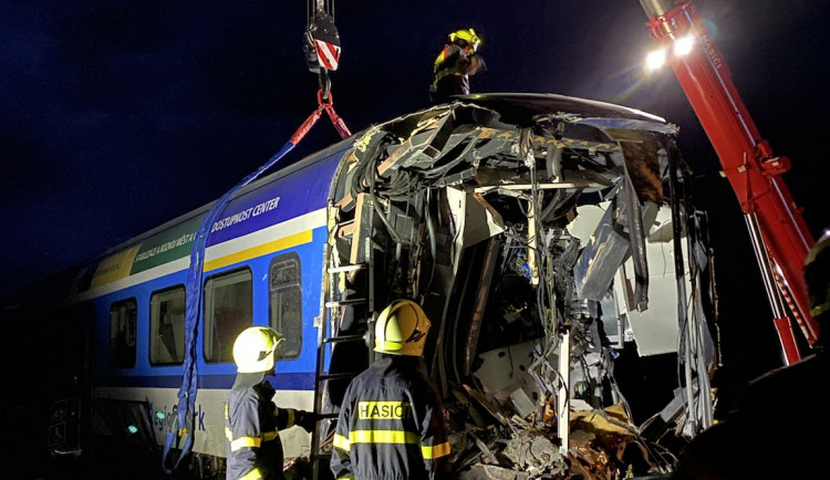 Odklízecí práce po čelní srážce vlaků u Domažlic začaly už v noci