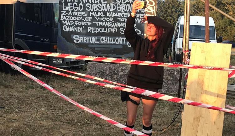 Technaři přijíždějí na místo konání free tekno party pod hradem Klenová, zatím převažují cizinci