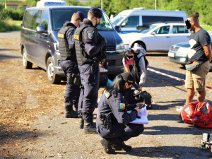 Technaři vypnuli soundystémy na freetekno party pod hradem Klenová podle dohody v 15.00 hodin