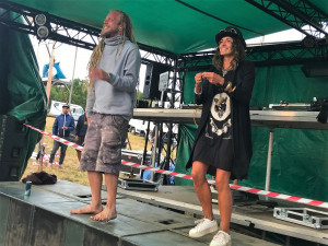 Technaři vypnuli soundystémy na freetekno party pod hradem Klenová podle dohody v 15.00 hodin