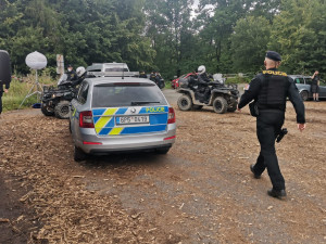 Technaři vypnuli soundystémy na freetekno party pod hradem Klenová podle dohody v 15.00 hodin