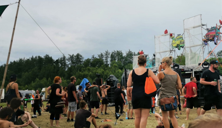 Technaři vypnuli soundystémy na freetekno party pod hradem Klenová podle dohody v 15.00 hodin