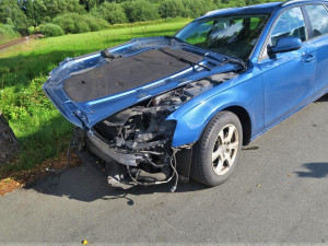 Řidič Audi se podruhé narodil. Když vjel na nechráněný přejezd přímo před vlak, dokázal alespoň částečně couvnout