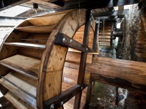 Vodní hamr v Dobřívě zdobí další exponát, na repasi měchu padla kůže z 2,5 volů