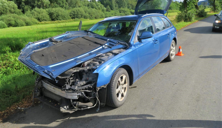 Řidič Audi se podruhé narodil. Když vjel na nechráněný přejezd přímo před vlak, dokázal částečně couvnout