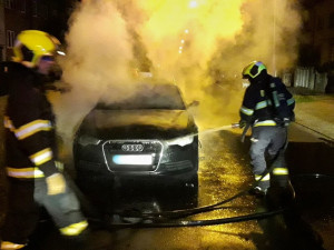 Plameny pohltily zaparkované Audi, škody jdou do statisíců korun