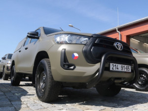 Vojáci si převzali první terénní Toyoty Hilux. Nahradí muzejní vozy UAZ