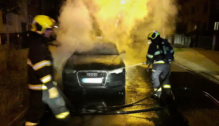 Plameny pohltily zaparkované Audi, škody jdou do statisíců
