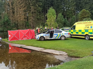 Pohřešovaného rybáře objevili hasiči 20 metrů od břehu rybníka, už se ho nepodařilo oživit