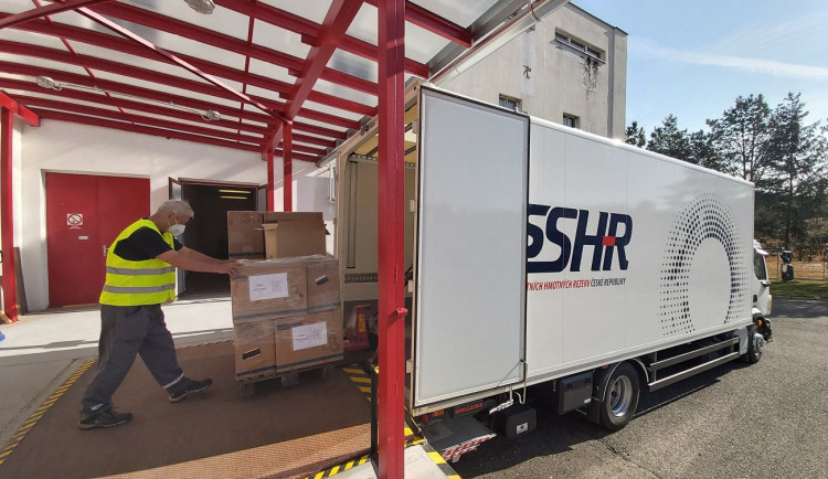 Správa rezerv posílá do Plzeňského kraje statisíce injekčních stříkaček a jehel