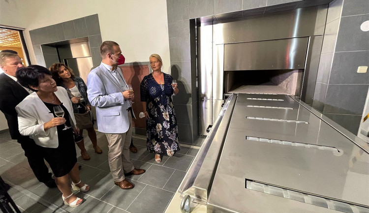 Primátor Plzně Martin Baxa při prohlídce nové kremační pece