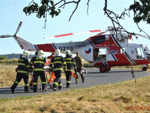 Vážná nehoda si vyžádala devět zraněných, silnice na Karlovy Vary byla uzavřená