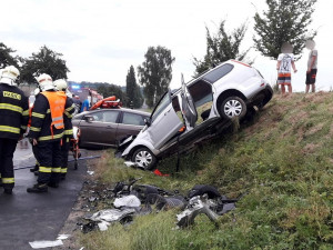 Při čelním střetu dvou aut na Klatovsku se vážně zranili čtyři lidé