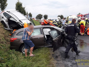 Při čelním střetu dvou aut na Klatovsku se vážně zranili čtyři lidé