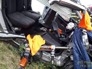 Při čelním střetu dvou aut na Klatovsku se vážně zranili čtyři lidé