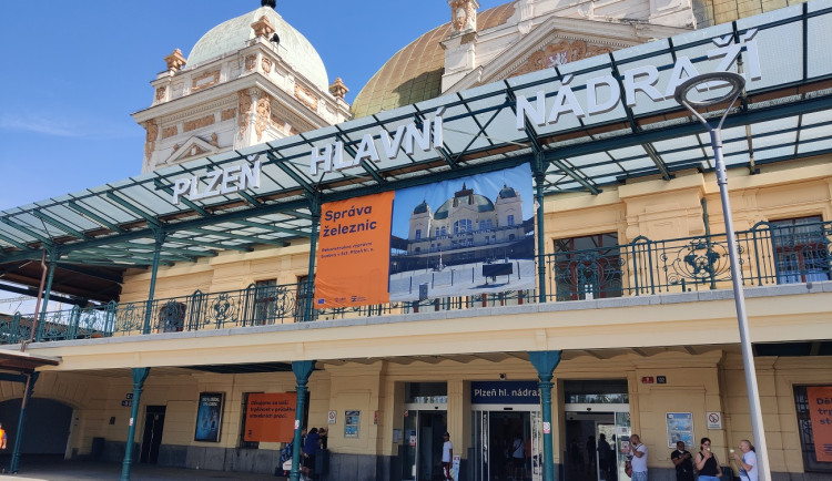 Historická budova nádraží v Plzni prochází velkou přeměnou za 668 milionů