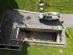 Bobr zůstal uvězněný v prázdné nádrži na dešťovou vodu, pomohli mu záchranáři