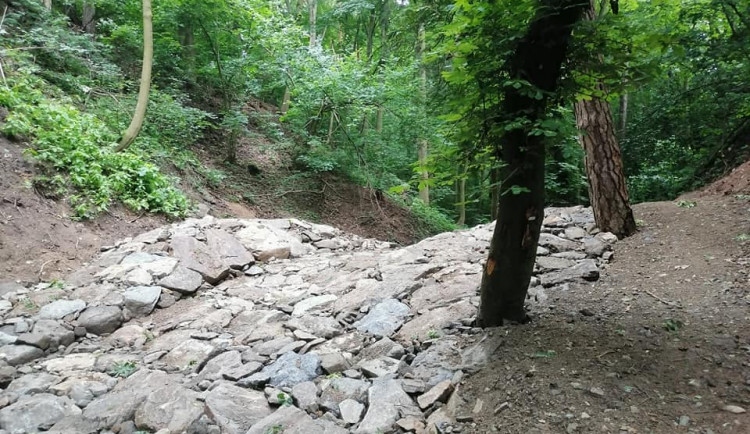 Protipovodňové zídky mají ochránit město před velkou vodou i zachytí splaveniny z polí