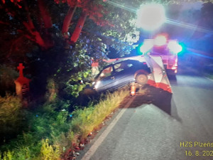 Řidič osobního auta neměl šanci, náraz do stromu jeho auto zcela sešrotoval