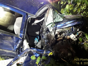 Řidič osobního auta neměl šanci, náraz do stromu jeho auto zcela sešrotoval