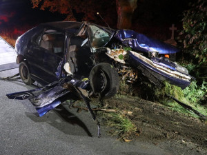 Muž v osobním autě zemřel po nárazu do stromu, neměl zapnutý pás ani řidičák