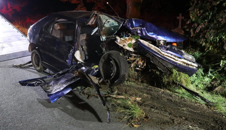 Tragédie na silnici, řidič osobního auta nepřežil náraz do stromu