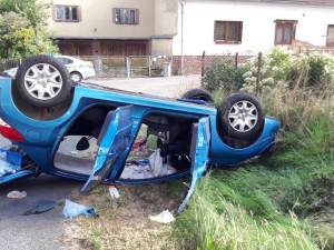 Senior nezvládl řízení a skončil s autem na střeše, pro spolujezdkyni letěl vrtulník