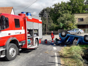 Senior nezvládl řízení a skončil s autem na střeše, pro spolujezdkyni letěl vrtulník