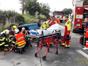 Senior nezvládl řízení a skončil s autem na střeše, pro spolujezdkyni letěl vrtulník