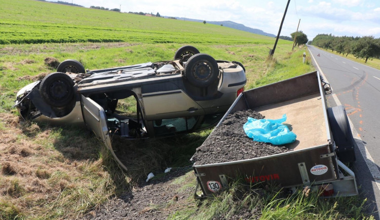 Řidič auta s přívěsným vozíkem dupl na plyn, rozkývaný vlek ho odhodil do příkopu