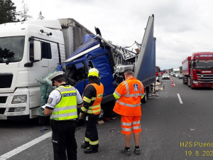 Nákladní vůz se rozpáral o kamion, D5 ve směru na Prahu je s omezením průjezdná
